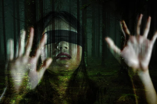 在恐怖电影戏剧风格中玩危险的互联网病毒挑战 在黑暗的森林里迷失的亚洲少女困惑的粗野复合 — 图库照片