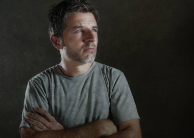 düşünceli ve dramatik yüz ifadesinde hüzün duygu kavramı sorun depresyon acı endişeli görünen 30'lu 40'lı üzgün ve depresyonda adam portresi izole koyu arka plan 