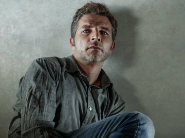 acı ve hüzün duygu kavramı dramatik yüz ifadesinde sorun depresyon acı endişeli görünen 30'lu 40'lı üzgün ve depresyonda adam portresi izole arka plan 