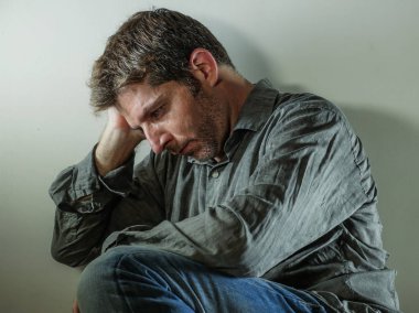 düşünceli ve dramatik yüz ifadesinde hüzün duygu kavramı sorun depresyon acı endişeli görünen 30'lu 40'lı üzgün ve depresyonda adam portresi izole arka plan 