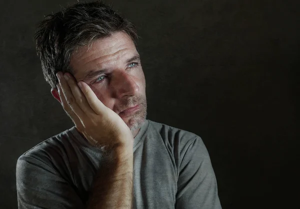 Retrato Aislado Fondo Oscuro Los Años Hombre Triste Deprimido Mirando — Foto de Stock