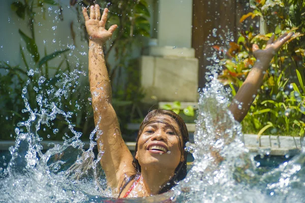 Jovem Atraente Feliz Mulher Asiática Biquíni Jogando Piscina Salpicando Água — Fotografia de Stock