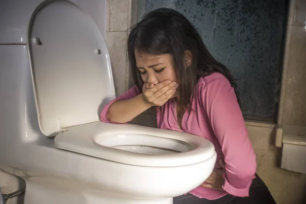 Joven Borracha Embarazada Mujer Asiática Vomitando Vomitando Inodoro Sensación Malestar — Foto de Stock