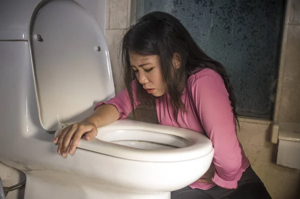 Joven Borracha Embarazada Mujer Asiática Vomitando Vomitando Inodoro Sensación Malestar — Foto de Stock