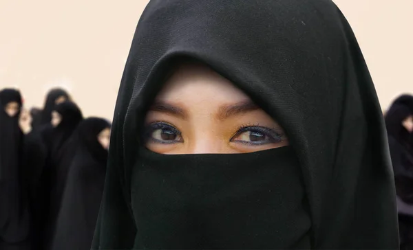 Jovem Bela Feliz Mulher Muçulmana Tradicional Vestido Islam Burqa Com — Fotografia de Stock