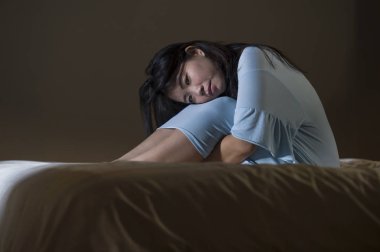 Genç güzel ve hüzünlü Asyalı Çinli kadın yatakta depresyon kriz ve uykusuzluk duygu ağrı ve kırık kalp acı geceleri uyanık çaresiz ağlama dramatik portresi