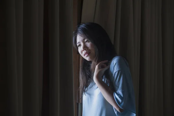 Dramático Dentro Casa Retrato Jovem Triste Deprimido Asiático Coreano Mulher — Fotografia de Stock