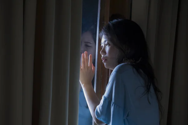 Dramático Interior Retrato Joven Triste Deprimida Mujer Coreana Asiática Llorando — Foto de Stock