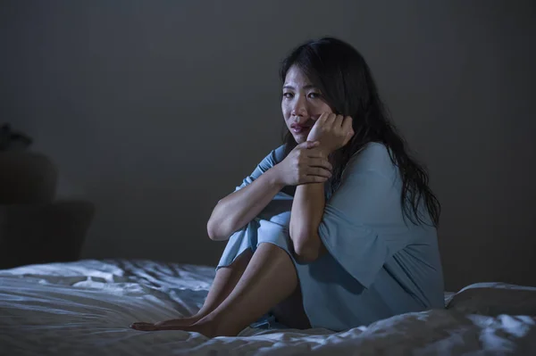 Dramático Retrato Joven Hermosa Triste Asiática Japonesa Llorando Desesperada Cama — Foto de Stock