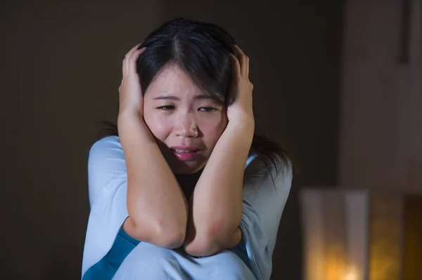 Dramático Retrato Joven Hermosa Triste Asiática Japonesa Llorando Desesperada Cama — Foto de Stock