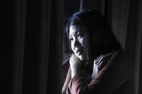 Dramático Dentro Casa Retrato Jovem Triste Deprimido Asiático Chinês Mulher — Fotografia de Stock