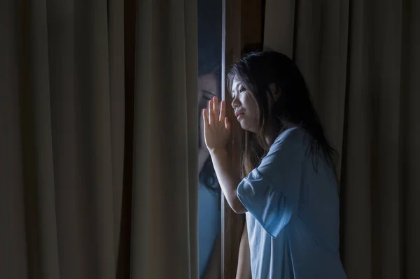 Dramático Interior Retrato Joven Triste Deprimido Asiático Chino Mujer Llorando — Foto de Stock