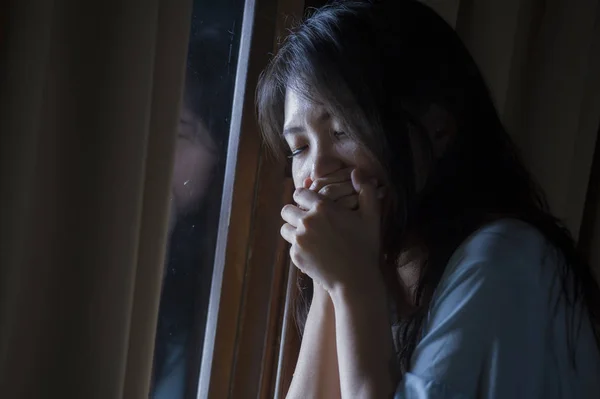 Dramático Dentro Casa Retrato Jovem Triste Deprimido Asiático Chinês Mulher — Fotografia de Stock