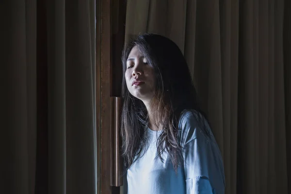 Драматический Помещении Портрет Молодой Грустной Подавленной Азиатской Женщины Плачущей Отчаянно — стоковое фото