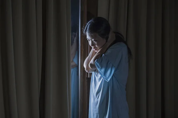 Dramático Dentro Casa Retrato Jovem Triste Deprimido Asiático Japonês Mulher — Fotografia de Stock