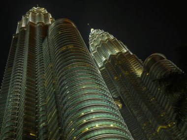 Kuala Lumpur / Malezya - Ocak 2019: etkileyici Petronas İkiz kuleler Kuala Lumpur Klcc alanda gece görünümü