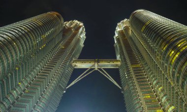 Kuala Lumpur / Malezya - Ocak 2019: etkileyici Petronas İkiz Kuleleri ve köprü Kuala Lumpur Klcc alanda gece görünümü