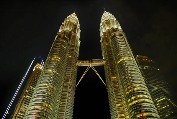 Kuala Lumpur Malaysia Janeiro 2019 Vista Noturna Das Impressionantes Torres — Fotografia de Stock