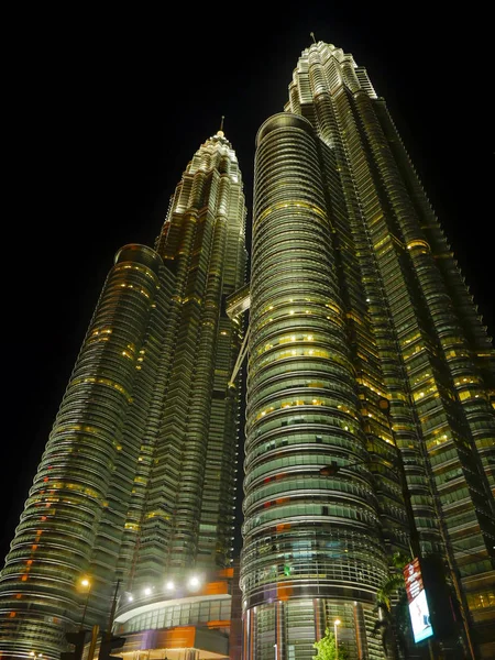 Kuala Lumpur Malaysia Janeiro 2019 Vista Noturna Das Impressionantes Torres — Fotografia de Stock