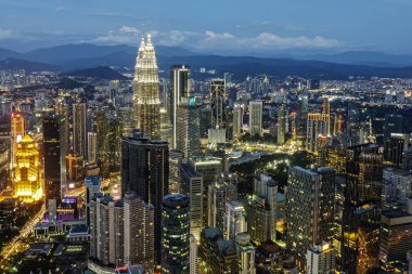 Kuala Lumpur / Malezya - Ocak 2019: güzel hava gece şehir ışıkları görüntülemek sunset Bulvarında Menara Kl kuleden 