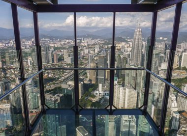 Kuala Lumpur / Malezya - Ocak 2019: şehir görünümü Menara Kl tower gökyüzü kutusunda saydam cam balkon ile şaşırtıcı