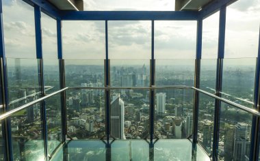 Kuala Lumpur / Malezya - Ocak 2019: Skybox şeffaf cam balkon Menara Kl kulesinde, 400 metre yükseklikte bir ünlü turistik bakış açısı etkileyici şehir havadan görünümü