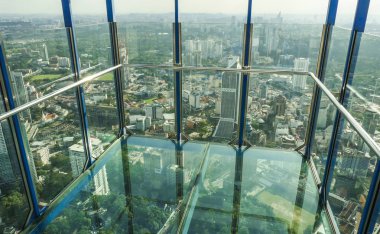 Kuala Lumpur / Malezya - Ocak 2019: Skybox şeffaf cam balkon Menara Kl kulesinde, 400 metre yükseklikte bir ünlü turistik bakış açısı etkileyici şehir havadan görünümü