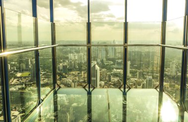 Kuala Lumpur / Malezya - Ocak 2019: Skybox şeffaf cam balkon Menara Kl kulesinde, 400 metre yükseklikte bir ünlü turistik bakış açısı etkileyici şehir havadan görünümü