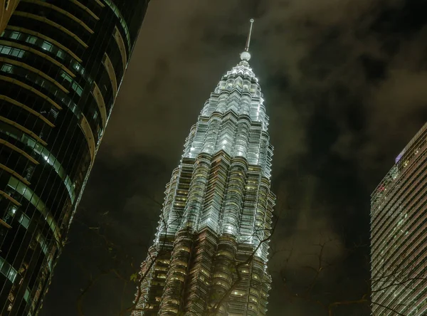 クアラルンプール マレーシア 2019 劇的な全体のペトロナス タワーとダウンタウン高層ビルの通りのレベルからのシティー ビューを貸す斜視の夜 — ストック写真