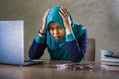 Genç vurguladı ve duygu yorgun dizüstü bilgisayar ve sınav hazırlama Üniversitesi kitaplar çalışma overworked okuyan Islam türban Başörtüsü Müslüman öğrenci kadın boğulmuş 