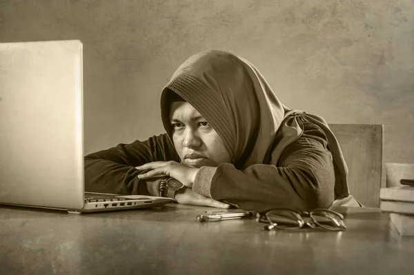 Young Stressed Overwhelmed Muslim Student Woman Islam Hijab Head Scarf — Stock Photo, Image