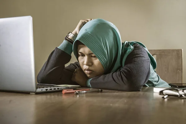 Молодая Напряженная Потрясенная Мусульманская Студентка Исламе Хиджаб Голову Шарф Изучения — стоковое фото