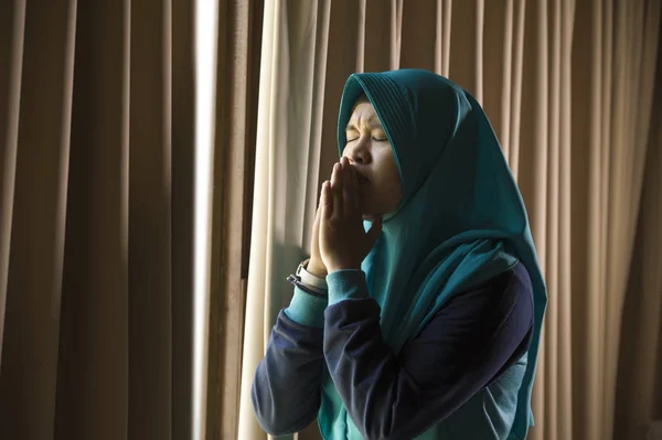 ホーム ウィンドウ感じ苦しみうつ病危機と不安問題泣いてどうしようもない体調不良でイスラム教伝統のヒジャーブ ヘッド スカーフで若い悲しい 落ち込んでいるイスラム教徒の女性のライフ スタイルの肖像画 — ストック写真