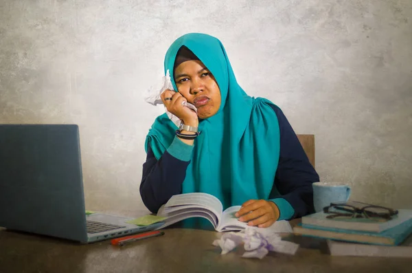 Young Stressed Overwhelmed Muslim Student Woman Islam Hijab Head Scarf — Stock Photo, Image