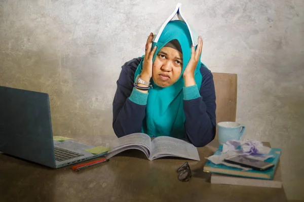 Giovane Donna Studentessa Musulmana Stressata Sopraffatta Nell Islam Sciarpa Hijab — Foto Stock