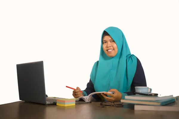 Молодая Счастливая Успешная Мусульманская Студентка Традиционном Исламском Хиджабе Головной Шарф — стоковое фото