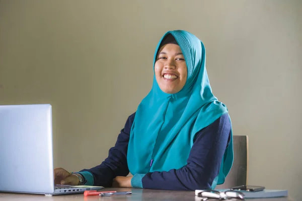Joven Feliz Exitosa Mujer Estudiante Musulmana Islam Tradicional Hijab Bufanda — Foto de Stock