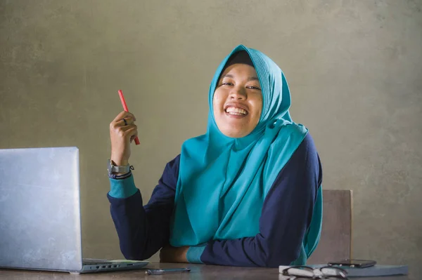 Giovane Donna Studentessa Musulmana Felice Successo Nella Sciarpa Tradizionale Islamica — Foto Stock