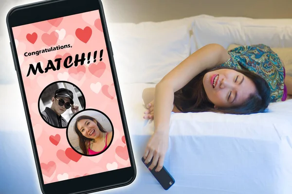 Составьте Мобильного Телефона Молодой Красивой Счастливой Азиатской Девушкой Используя Приложение — стоковое фото