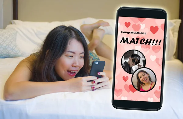 Составьте Мобильного Телефона Молодой Красивой Счастливой Азиатской Девушки Используя Приложение — стоковое фото