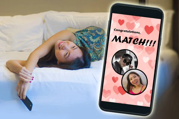 Составьте Мобильного Телефона Молодой Красивой Счастливой Азиатской Девушкой Используя Приложение — стоковое фото