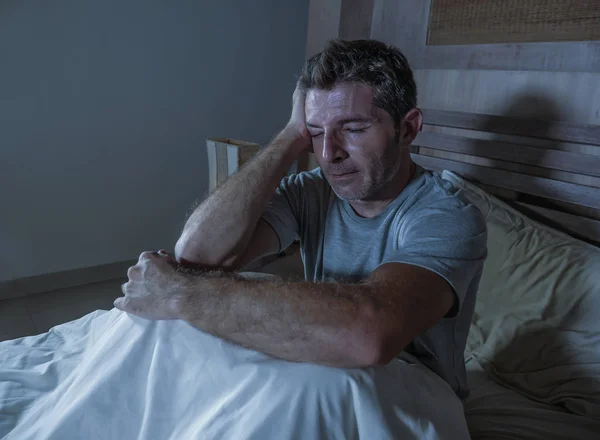 Joven Triste Deprimido Hombre Insomne Tumbado Cama Preocupado Reflexivo Casa — Foto de Stock