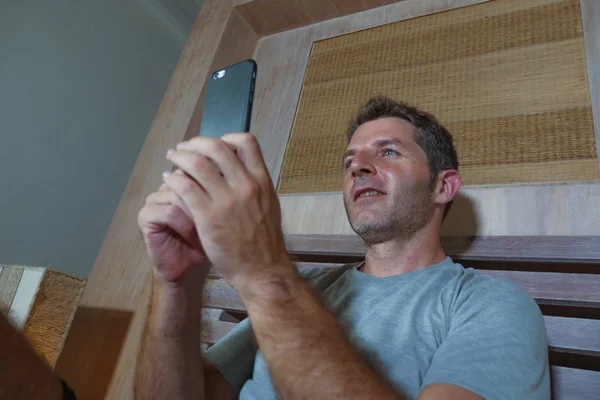 Estilo Vida Retrato Joven Atractivo Relajado Hombre Dormitorio Casa Utilizando — Foto de Stock