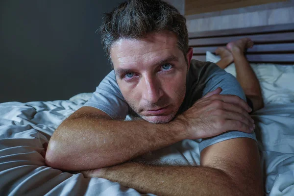 Junge Traurige Und Depressive Schlaflose Mann Auf Dem Bett Liegend — Stockfoto