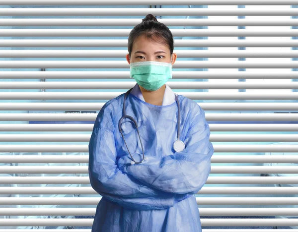 Joven Confiado Exitoso Médico Chino Asiático Mujer Matorrales Hospitalarios Máscara —  Fotos de Stock