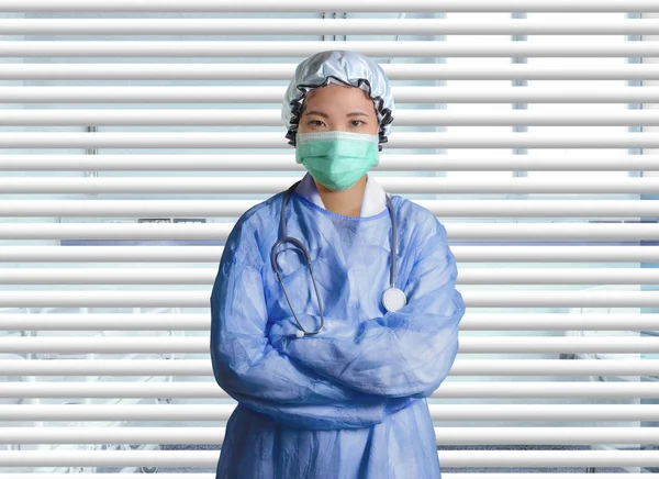Молодая Уверенная Успешная Азиатская Корейская Медицинская Женщина Больничной Форме Маске — стоковое фото