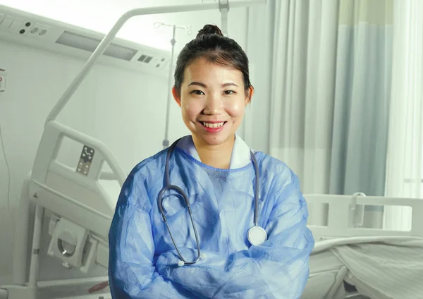 Молодая Счастливая Привлекательная Азиатская Китайская Медицина Врач Женщина Синем Халате — стоковое фото