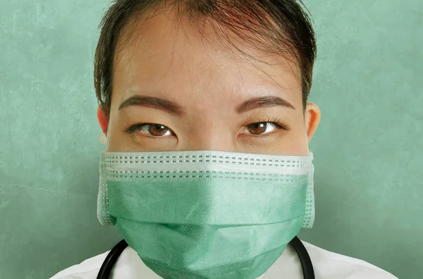 Primer Plano Retrato Aislado Joven Atractiva Segura Asia Médico Chino —  Fotos de Stock