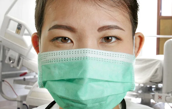 Primer Plano Retrato Joven Atractiva Segura Asia Médico Chino Mujer —  Fotos de Stock