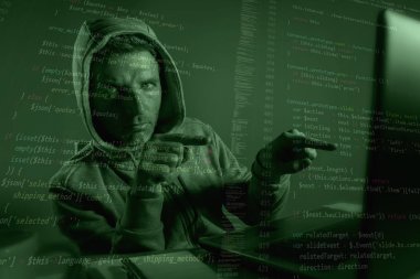 bilgisayar programcısı adam kesmek ve siber saldırı ve güvenlik yarığı şifre kırma sistemi veri yasadışı erişim kodunu çözme dizüstü işaret kodunu girerek sistem Hack hoodie
